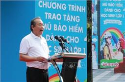 Hàng nghìn người đi bộ vận động toàn dân đội mũ bảo hiểm cho trẻ em